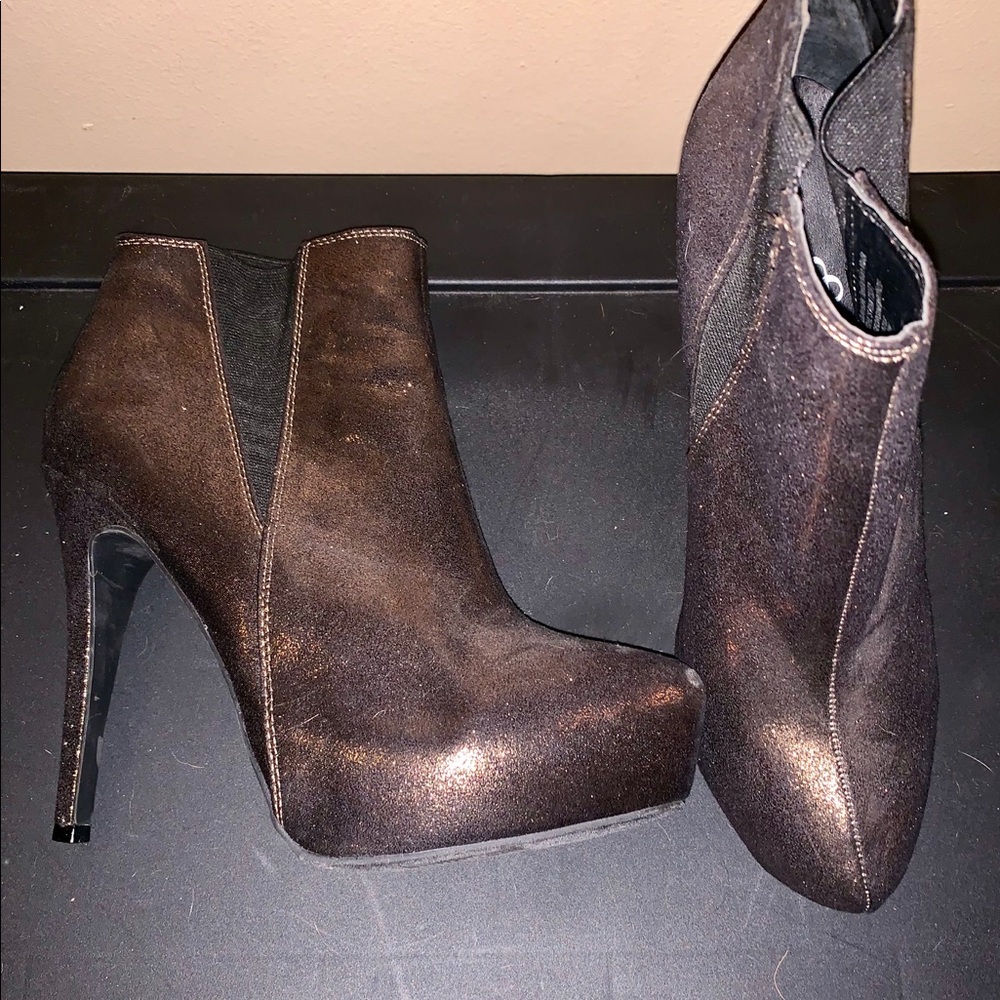 Rock & Republic Bronze Metallic Booties Size 8